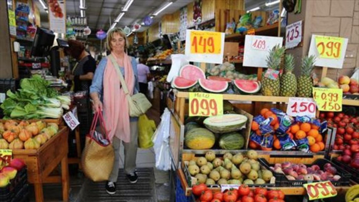 FRUTAS Y VERDURAS La Frutería Moreno en la Via Júlia.-RICARD CUGAT