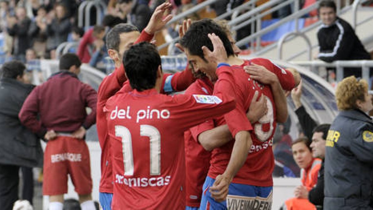 Los rojillos celebran el gol de Íñigo Vélez / U. Sierra-