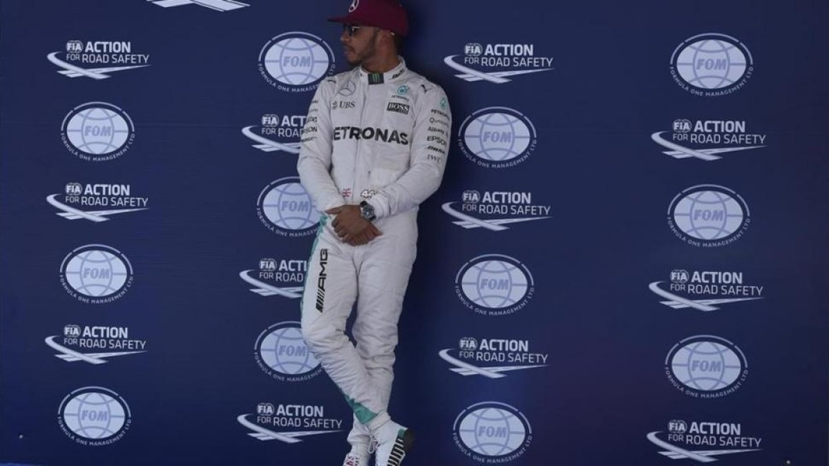 Hamilton celebra su pole position en Montmeló.-
