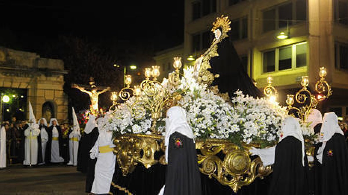 Una de las procesiones de Semana Santa a su paso por Mariano Granados. / VALENTÍN GUISANDE0-