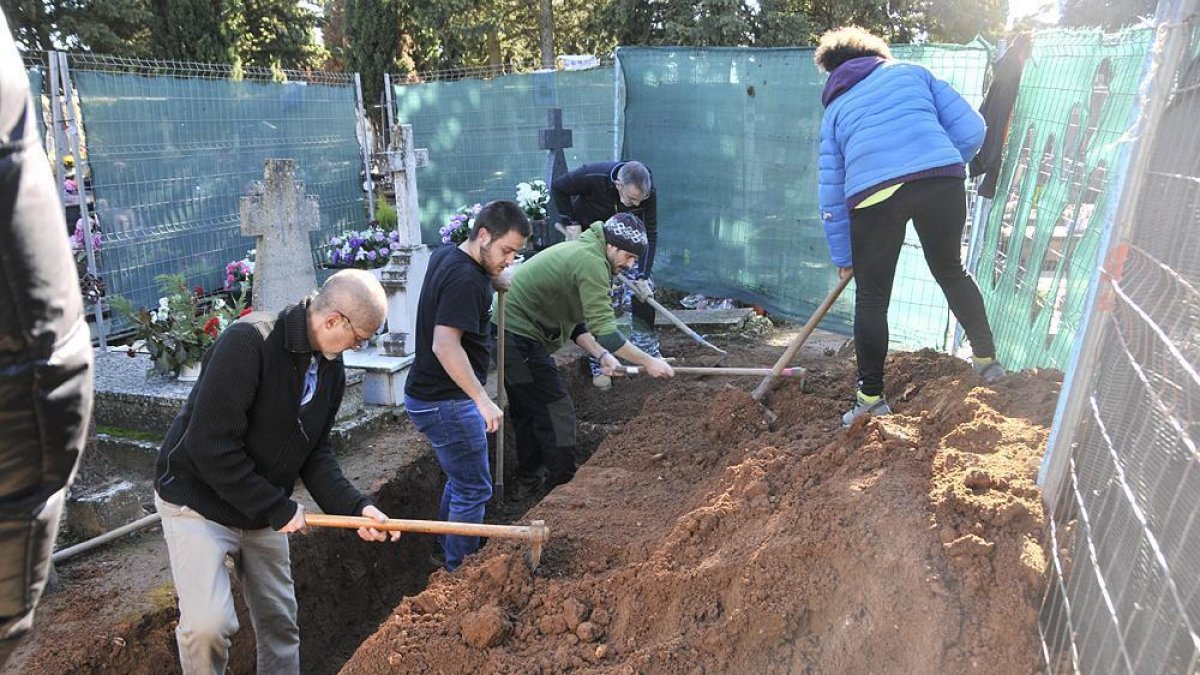 Recuerdo y Dignidad y Aranzadi excavan ayer en el cementerio.-Valentín Guisande