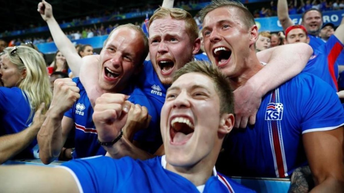 Cuatro hinchas islandeses celebran con un selfi la heroica victoria de su selección ante Inglaterra.-REUTERS / MICHAEL DALDER