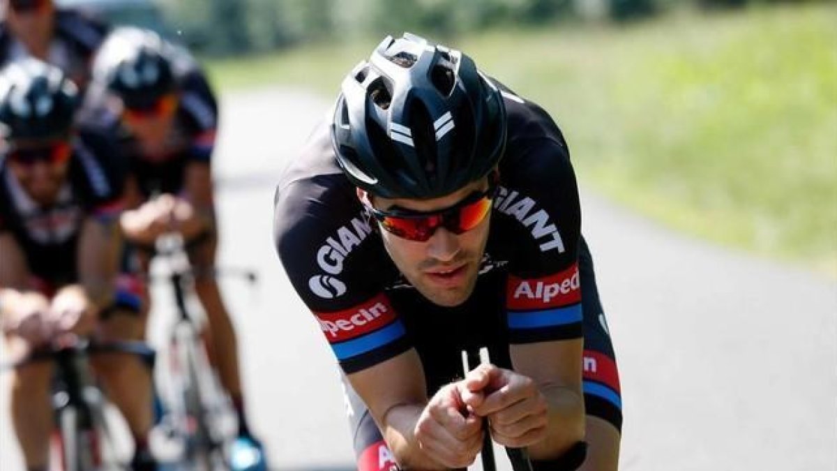 Entre los afectados se encuentra el corredor francés Warren Barguil, ganador de dos etapas en la Vuelta y 14º en el último Tour. En la foto, Tom Dumoulin.-EFE / BAS CZERWINSKI