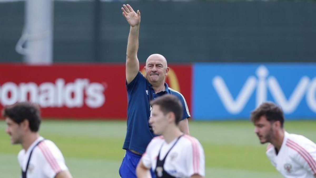 Cherchesov, en un entrenamiento de la selección rusa.-AP / HASSAN AMMAR