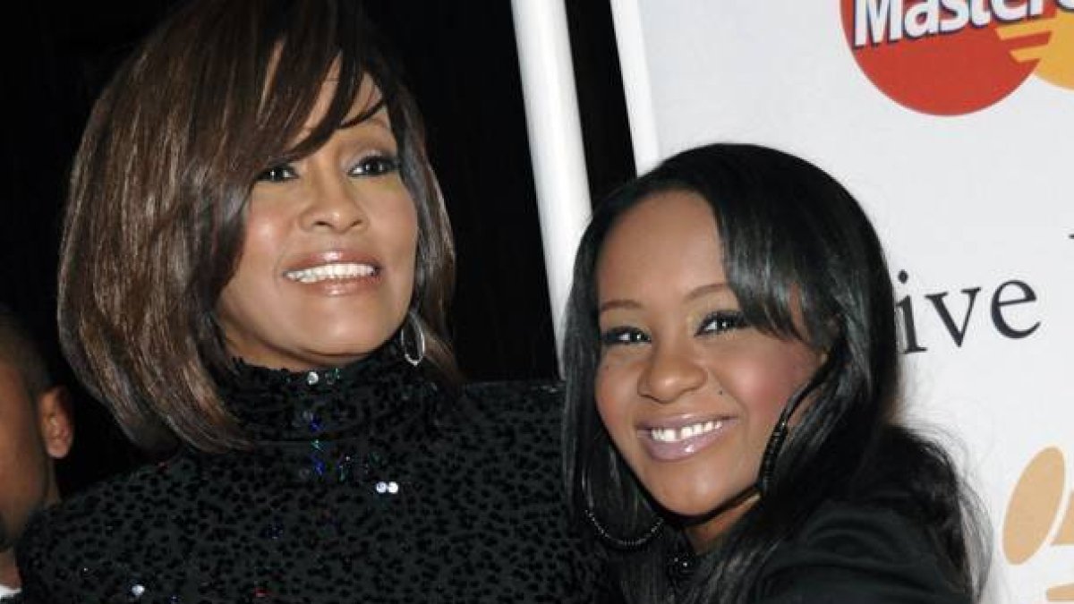 Bobbi Kristina Brown y Whitney Houston, en una imagen de febrero del 2011.-Foto: AP / DAN STEINBERG
