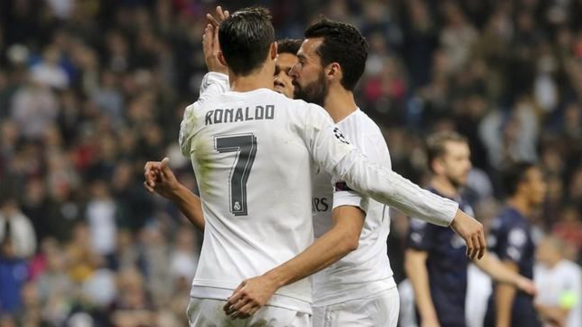 Arbelona y Cristiano se abrazan tras el primer gol del Madrid, ayer.-BALLESTEROS / EFE