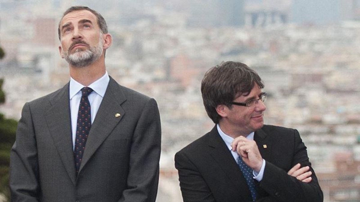El rey Felipe VI junto a Carles Puigdemont en una imagen de archivo de julio del 2017.-JORDI COTRINA