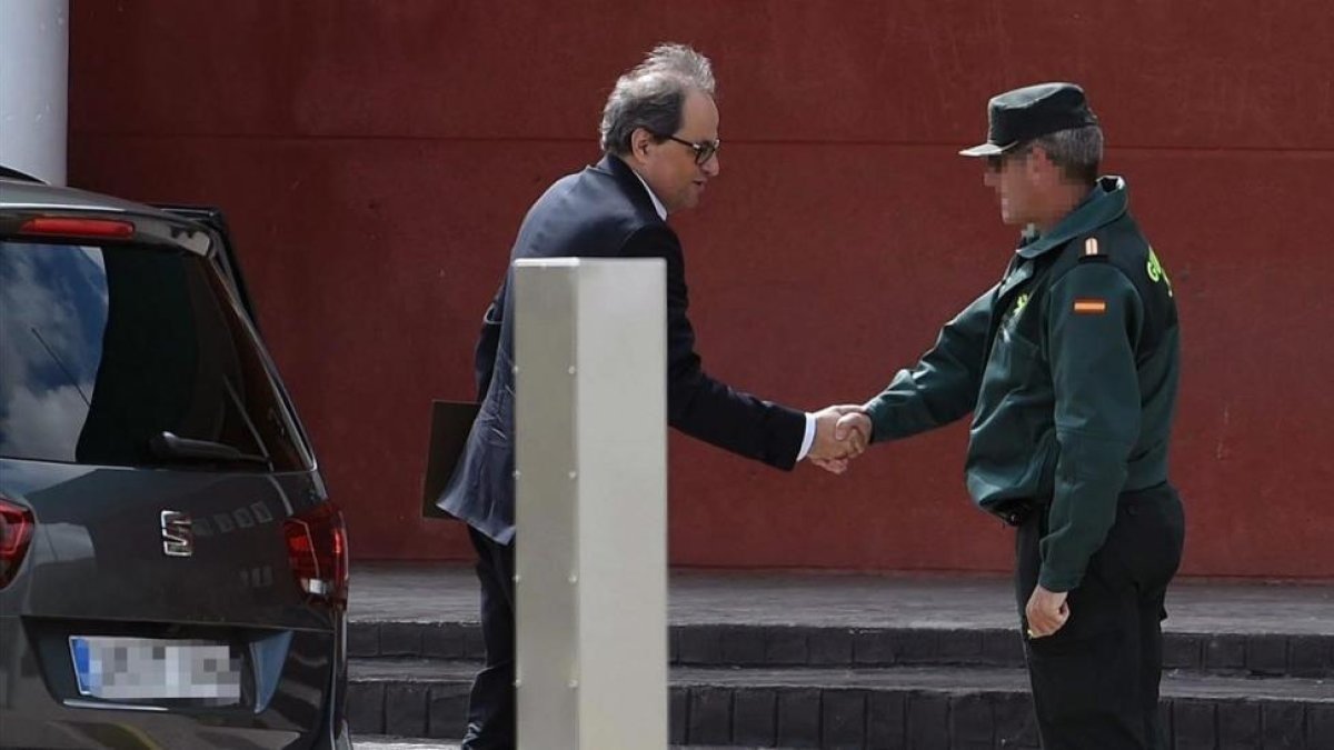 El president de la Generalitat, Quim Torra, saluda a un guardia civil a su llegada hoy a la cárcel madrileñaa de Estremera.-/ FERNANDO VILLAR (EFE)