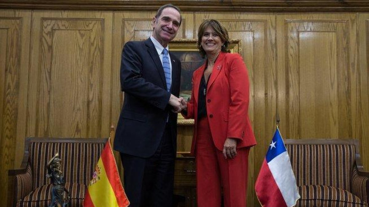 La ministra de Justicia de España, Dolores Delgado se reunió con su homólogo chileno, Hernán Larraín , en Santiago.-EFE