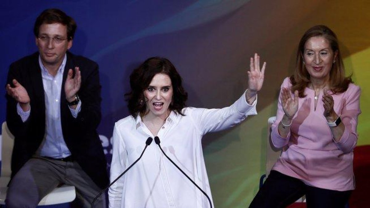La presidenta de la Comunidad de Madrid, Isabel Díaz Ayuso (c), junto al alcalde de Madrid, José Luis Martínez-Almeida (i) y la número dos del PP al Congreso de los Diputados para las elecciones del 10-N, Ana Pastor (d).-EFE