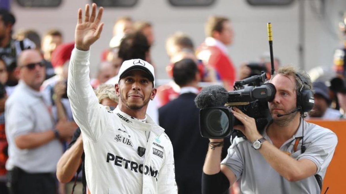 Lewis Hamilton saluda a sus seguidores tras lograr la pole en Malasia.-DIEGO AZUBEL