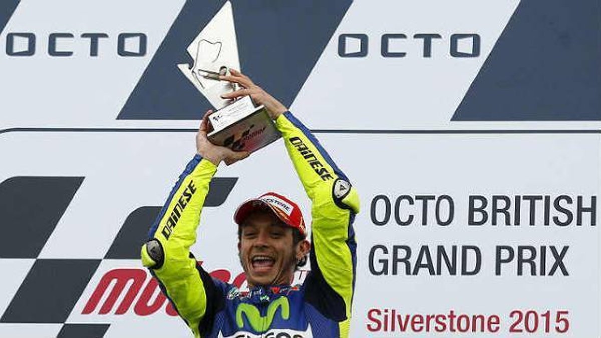 Valentino Rossi celebra su victoria en el Gran Premio de MotoGP en Silverstone.-REUTERS