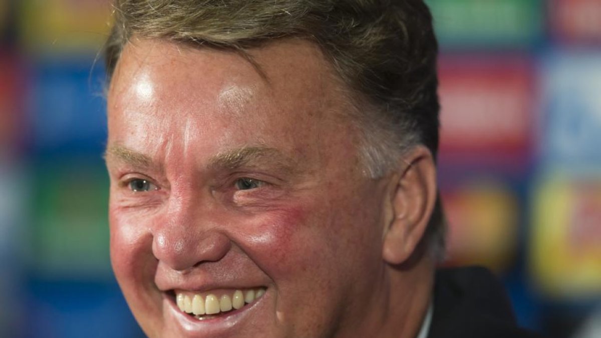 Van Gaal sorprendió a todos diciendo que no pretende retirarse después de que en holanda lo aseguraran.-AP
