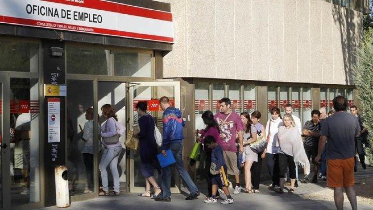 Cola ante una oficina de empleo en Madrid.-ARCHIVO