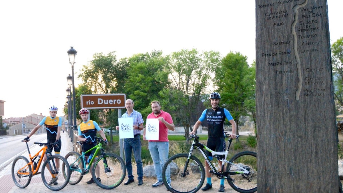 Los alcaldes de las dos localidades presentaron el Trofeo. RAQUEL FERNÁNDEZ