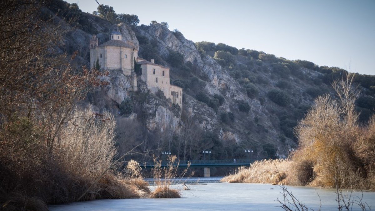 Visible capa de hielo en el Duero frente a San Saturio en la mañana de ayer. GONZALO MONTESEGURO
