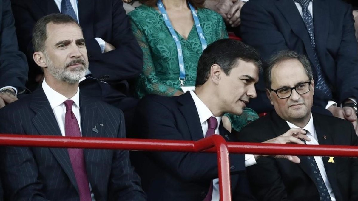 Pedro Sánchez, junto al Rey, charla con Quim Torra, el pasado 22 de junio, en la inauguración de los Juegos Mediterráneos de Tarragona.-EFE / JESÚS DIGES