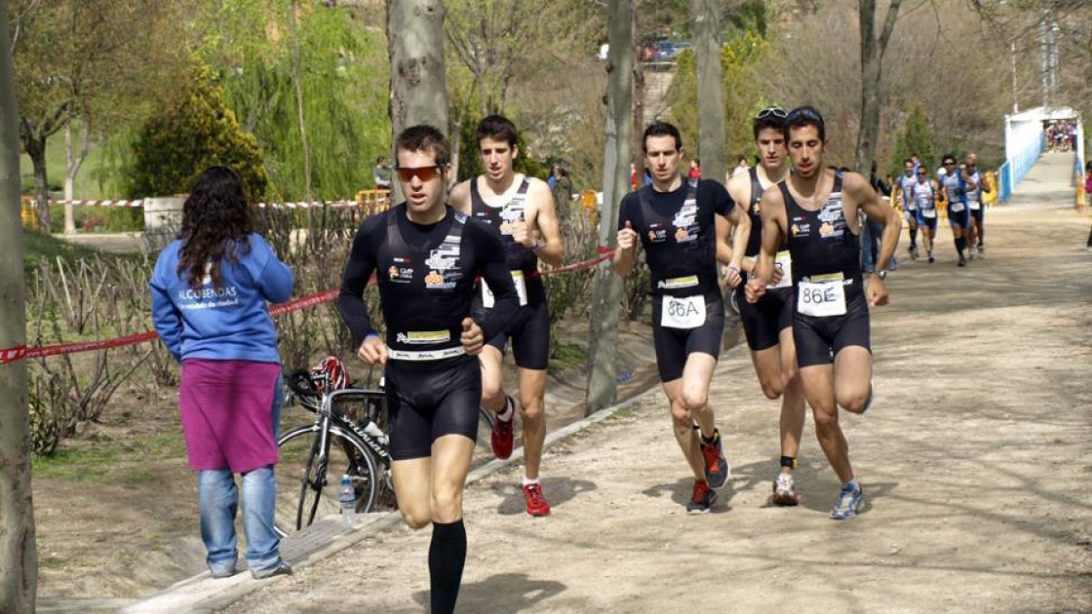Varios duatletas del Deporama durante una competición.-