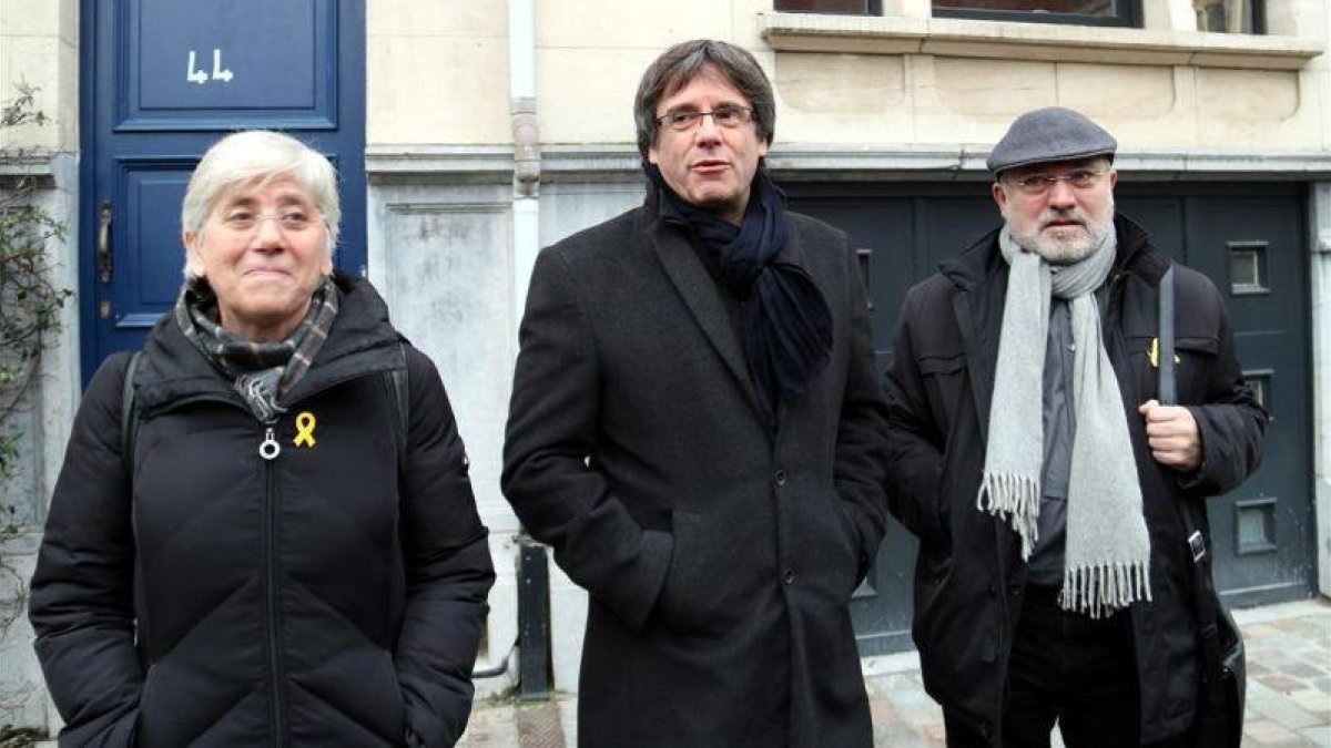 Carles Puigdemont junto a Clara Ponsatí y Lluís Reig, en Bruselas.-LAURA POUS (ACN)