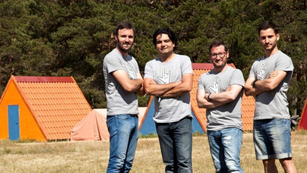 El equipo de los RockCampers junto a las cabañas que les llevaron al mayor premio de la historia de la tele.-DIEGO MAYOR