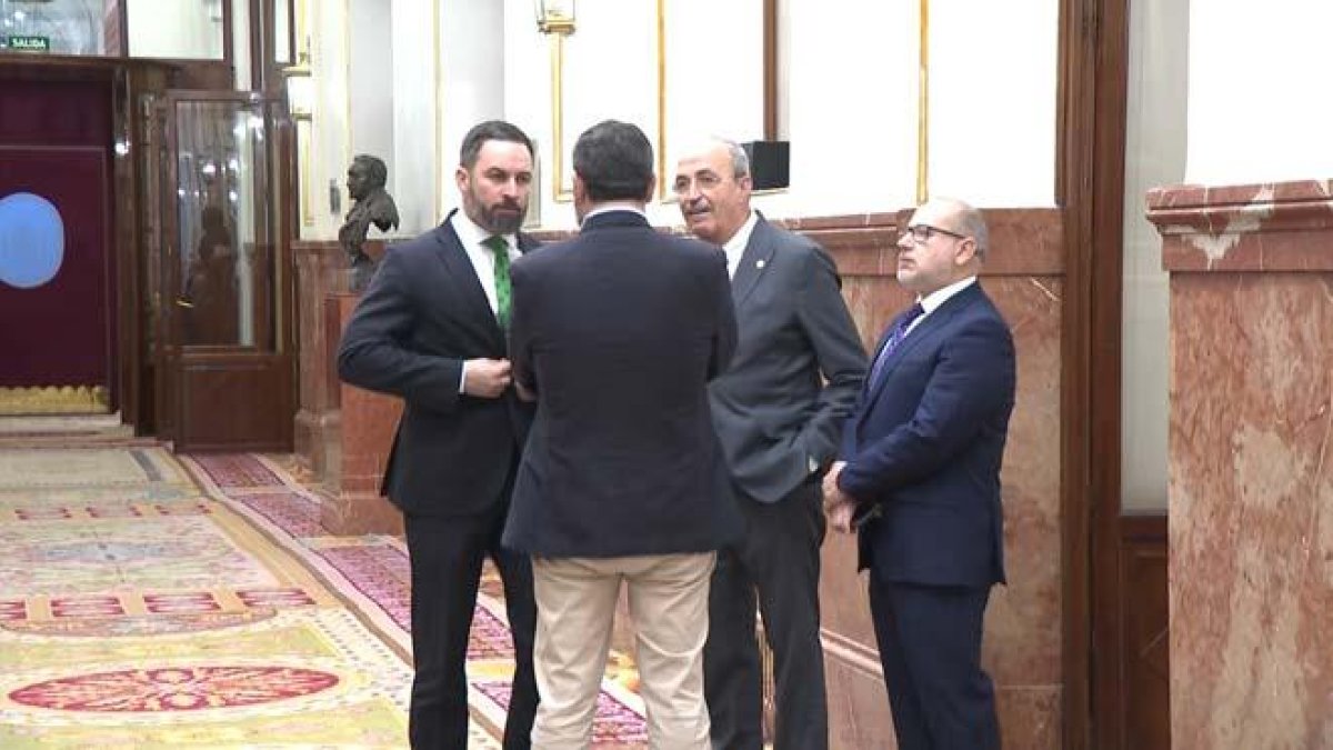 Abascal abandona el hemiciclo con dos víctimas de ETA durante el discurso de Bildu.-EFE