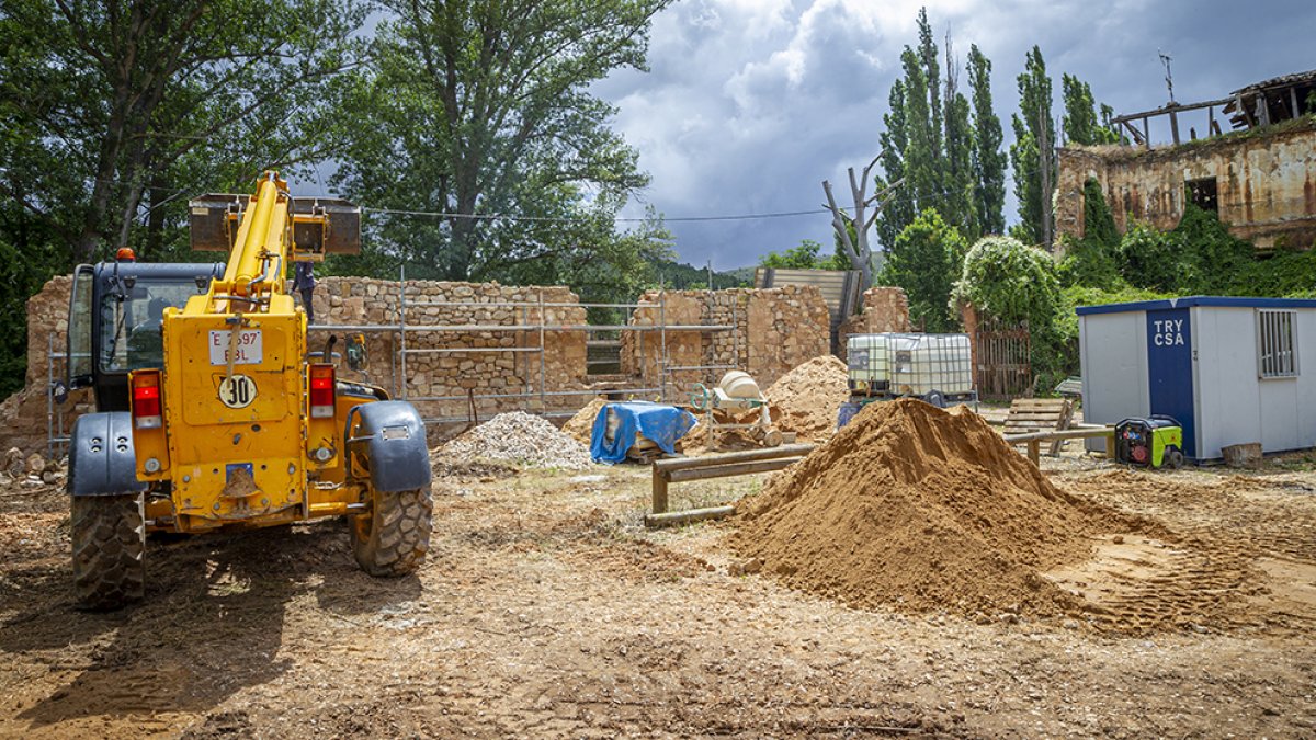 Trabajo en la zona de la muralla junto al puente de piedra - MARIO TEJEDOR