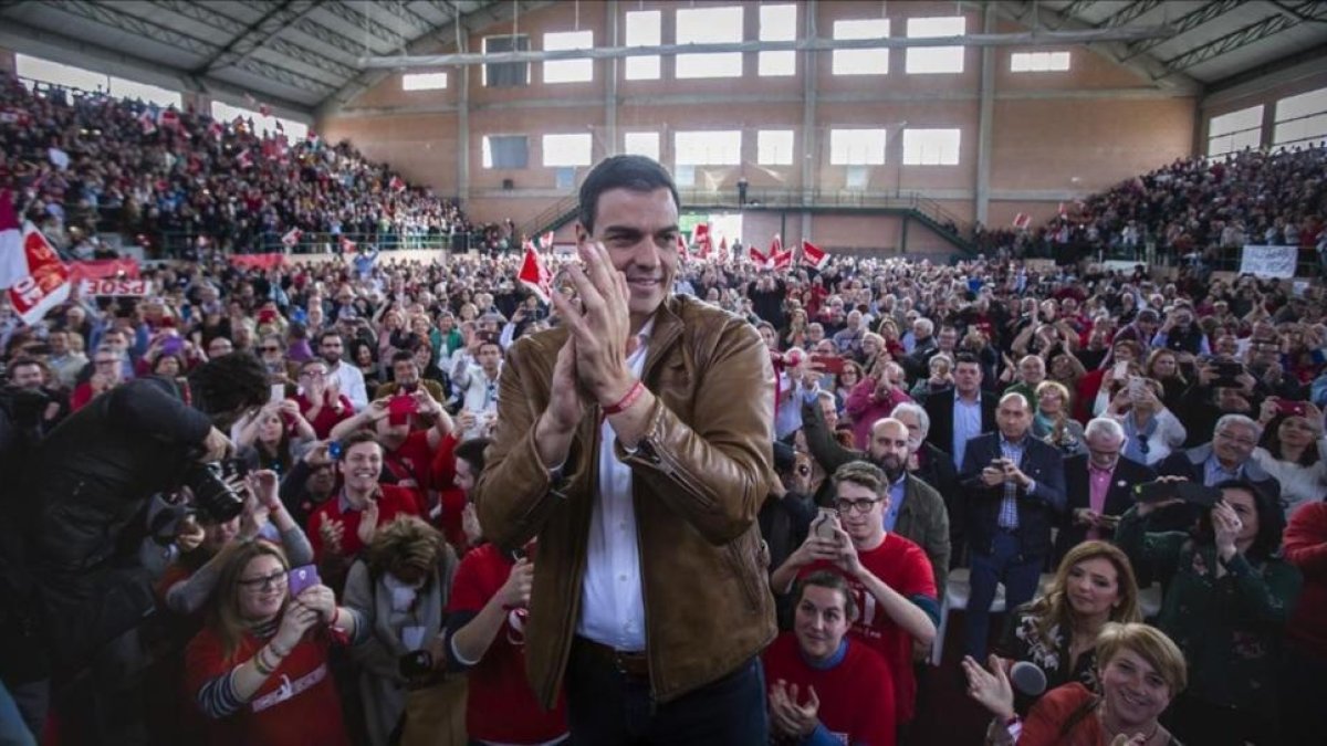 Pedro Sánchez, aplaudido por los simpatizantes socialistas en el pabellón deportivo de Burjassot (Valencia).-MIGUEL LORENZO