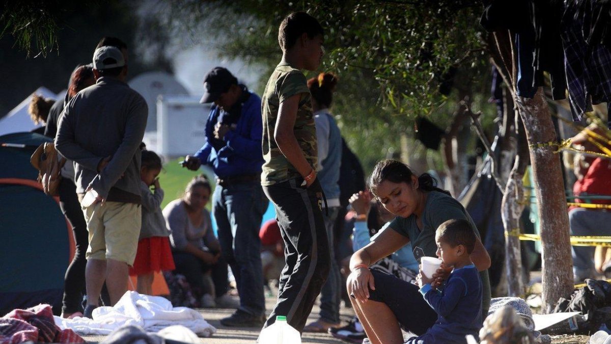 Migrantes permanecen en un albergue de la ciudad de Tijuana. Mexico deporto a 98 migrantes que presuntamente protagonizaron una trifulca al romper un cerco de la Policia Federal en la ciudad de Tijuana con el afan de cruzar la frontera con Estados Unido-ALEJANDRO ZAPATA