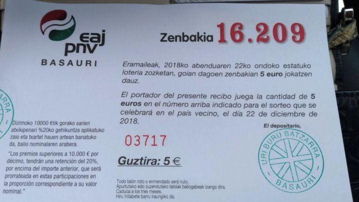 Participación de un cuarto de décimo de la lotería de Navidad emitida para el sorteo de este año por la sede del PNV en Basauri (Vizcaya). En el aviso central, la indicación de que se trata de lotería del país vecino.-G.E.