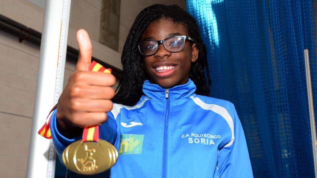Ashley Abaga muestra la medalla conseguida en el Nacional cadete.-ÁLVARO MARTíNEZ