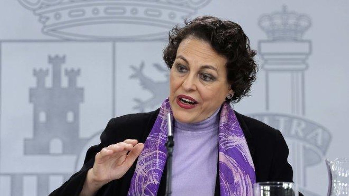 La ministra de Trabajo, Magdalena Valerio, en rueda de prensa tras una reunión del Consejo de Ministros.-DAVID CASTRO (EL PERIÓDICO)