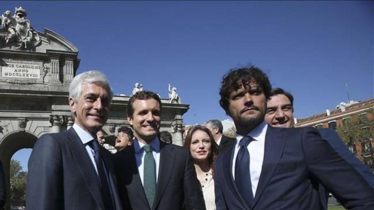 El número dos del PP, Adolfo Suárez Illana, junto a Pablo Casado y otros candidatos al 28-A.-DAVID CASTRO