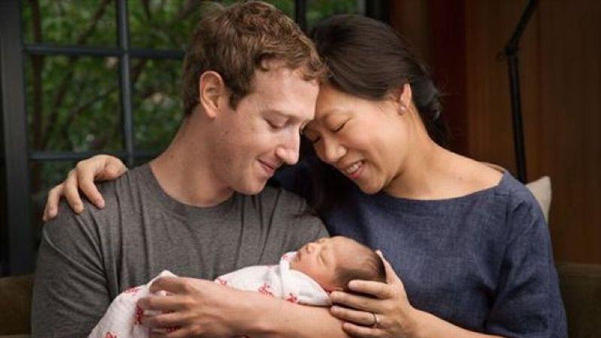 Zuckerberg y su esposa Priscilla muestran a su hija Max, en el 2015.-AFP