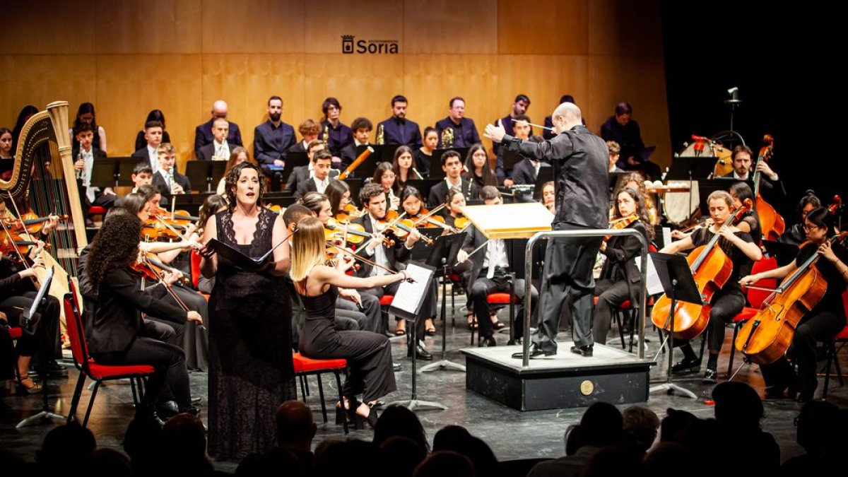 <p>Un Palacio de la Audiencia lleno pudo deleitarse con el estreno mundial de la <strong>‘Cantata Sinfónica Antonio Machado y Leonor Izquierdo In Memoriam’ de Jaume Aguilar i Matas</strong>. La coincidencia en el horario con <a href=
