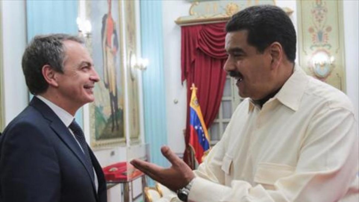 Zapatero saluda a Maduro, en el palacio presidencial de Miraflores, el pasado miércoles en Caracas.-AFP / PRESIDENCIA DE VENEZUELA / FRANCISCO BATISTA