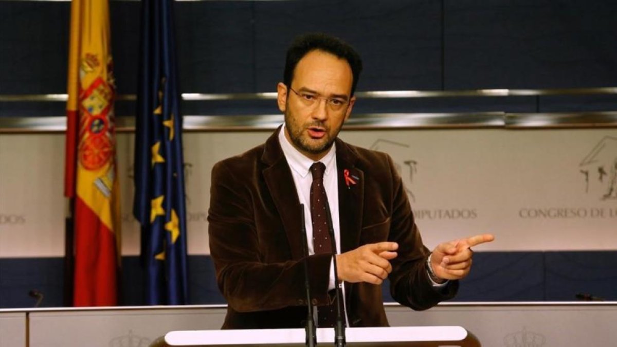 El portavoz socialista, Antonio Hernando, este jueves en el Congreso.-JUAN MANUEL PRATS