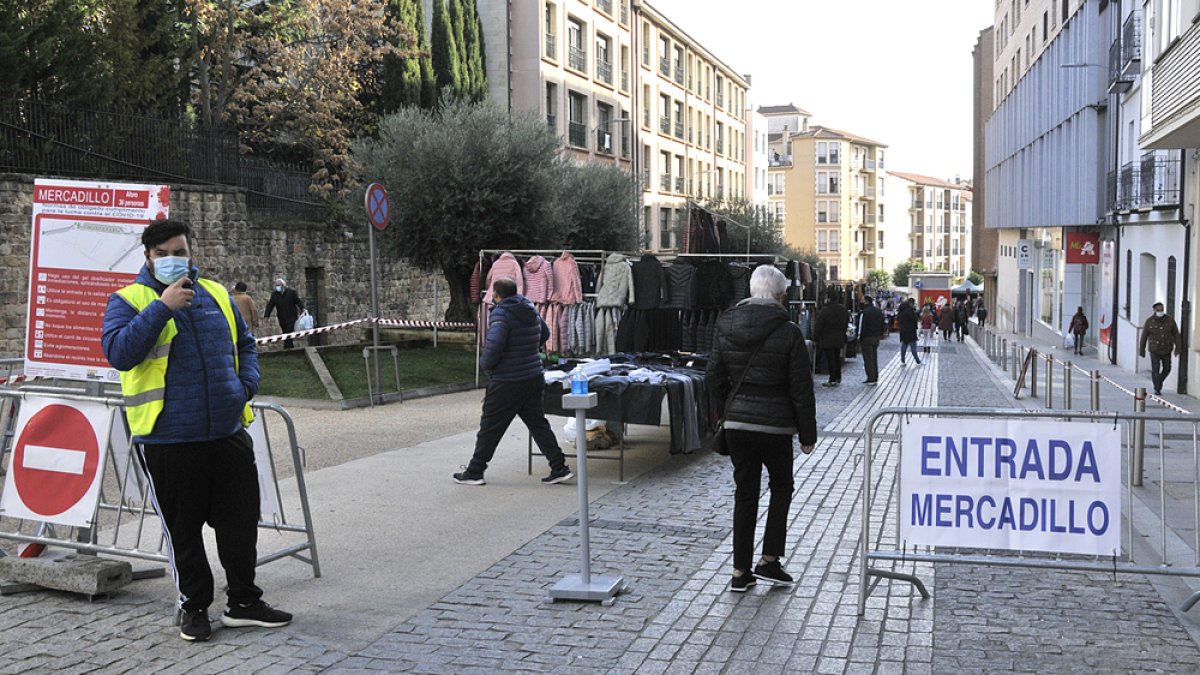 Control de aforo en el mercadillo.-VG