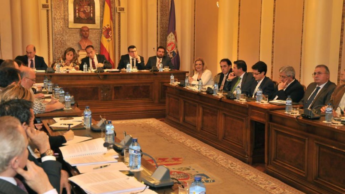 Pleno que se celebró ayer en la Diputación-V. G.