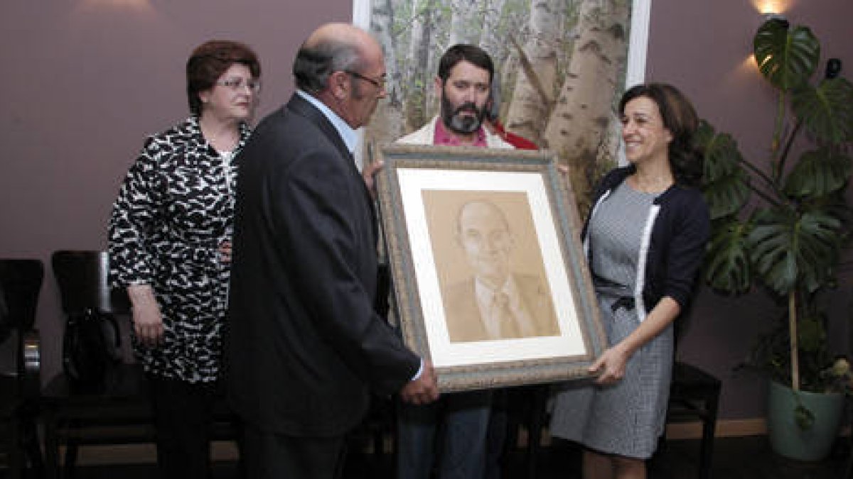 Alcer enregó a la viuda de García Romero un retrato de De la Rosa. / ÁLVARO MARTÍNEZ-