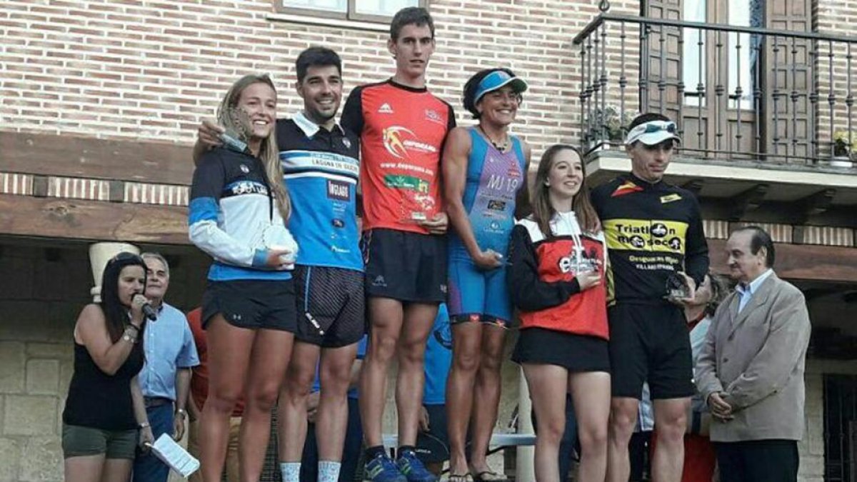 Jaime Izquierdo en lo más alto del podio como campeón regional de triatlón cross.-D.S.