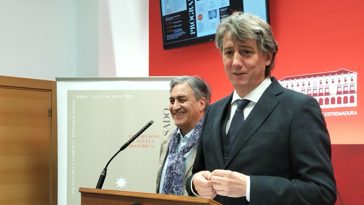 José Luis Corral y Carlos Martínez presentan las Jornadas de Novela Histórica. J.A.C.