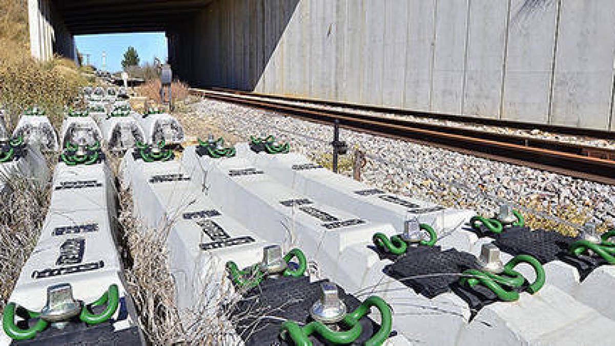 Acopio de material en la línea de tren de Soria a Torralba, en una imagen del lunes. / ÁLVARO MARTÍNEZ-