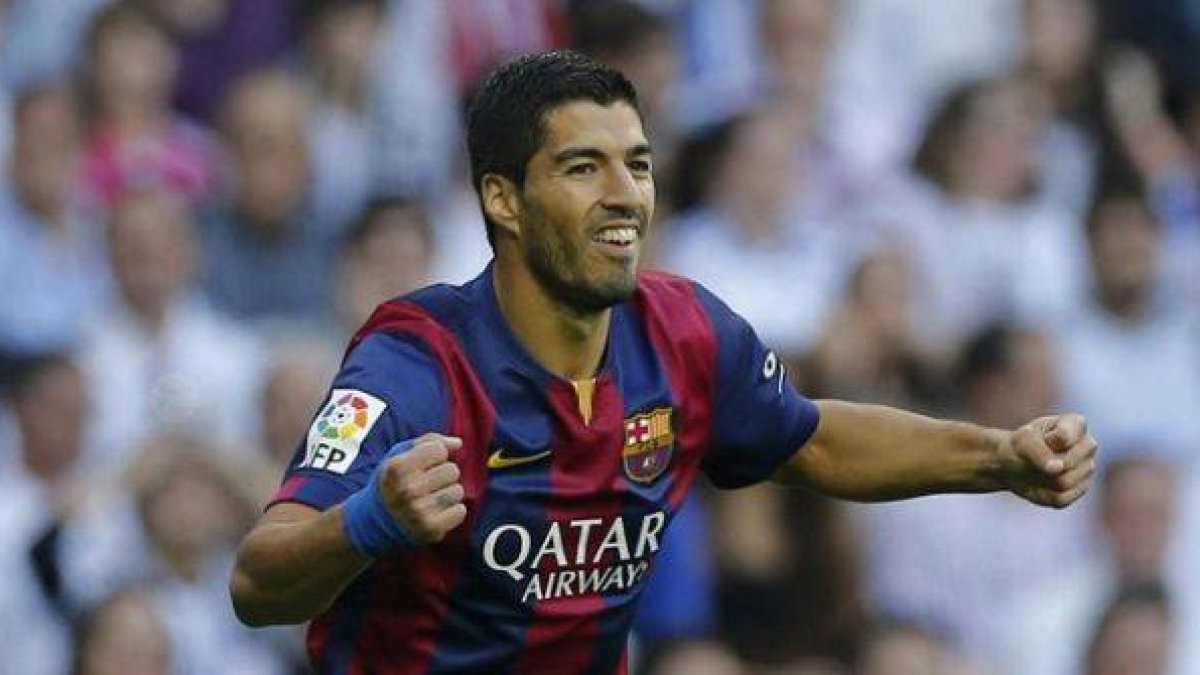 Luis Suárez celebra el gol de Neymar en el clásico.-Foto:   AP / PAUL WHITE