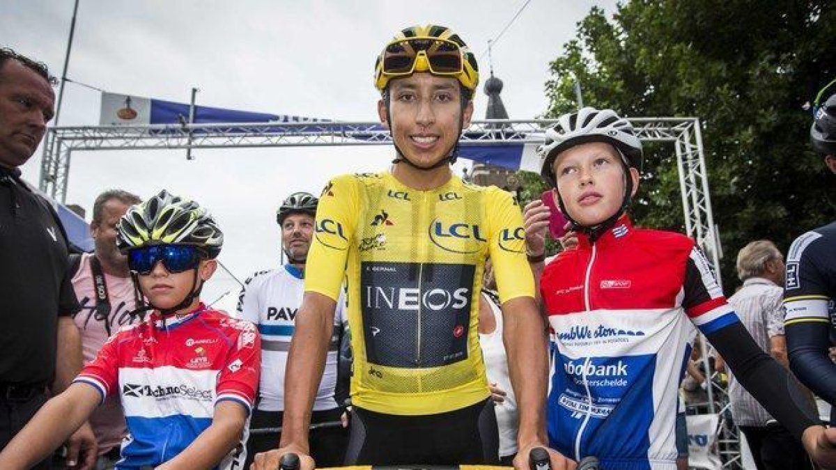 Egan Bernal posa el miércoles junto a dos niños en el Critérium holandés Acht van Chaam, que ganó como era de esperar.-VINCENT JANNINK / ANP / AFP