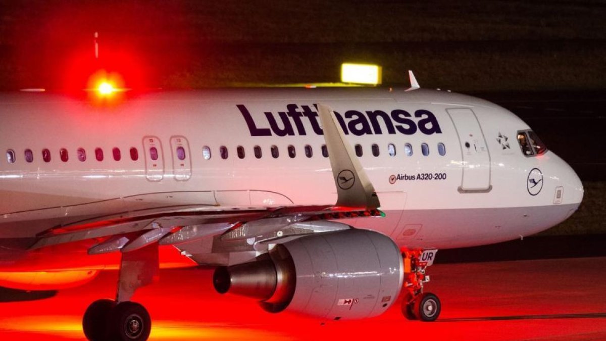 Un avión de Lufthansa en el aeropuerto de Dusseldorf.-MARCEL KUSCH / AFP