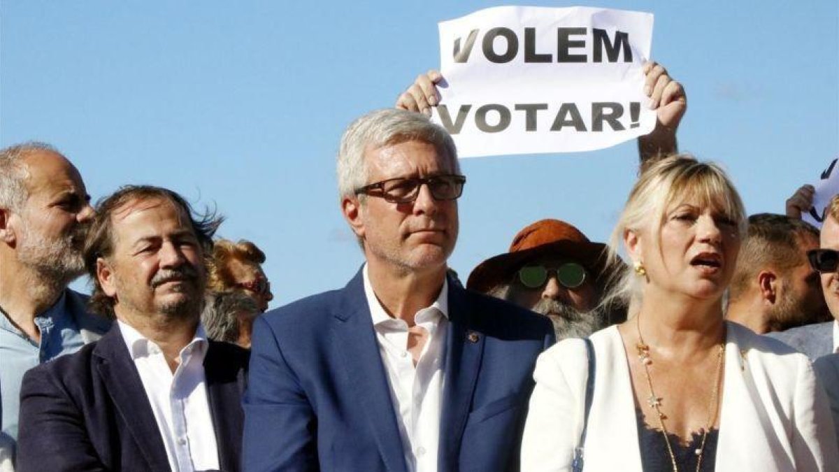 El alcalde de Tarragona, Josep Felix Ballesteros, con los regidores Pau Perez y Elvira Ferrando ante una pancarta de  Volem votar.-ROGER SEGURA/ACN