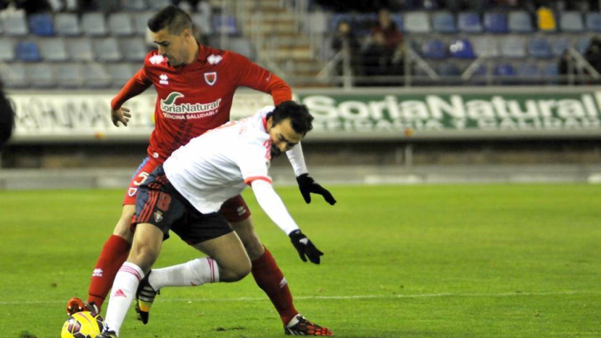 El central del C.D. Numancia, Paco Regalón.-DIEGO MAYOR