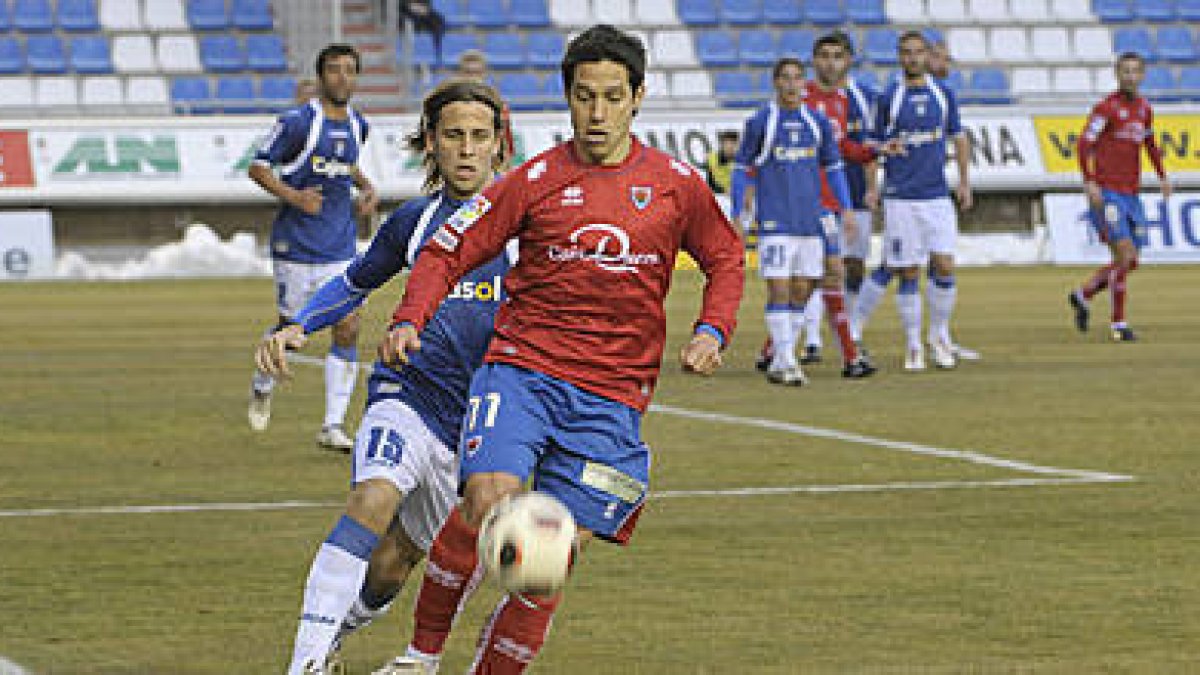 Del Pino y Cordero en el encuentro del curso pasado entre Numancia y Xerez. / U. Sierra-