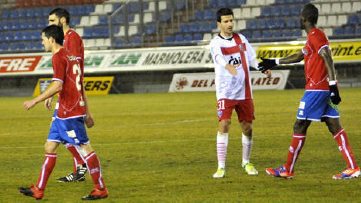 Los jugadores del Numancia decepcionados tras caer ante el Huesca. / Diego Mayor-