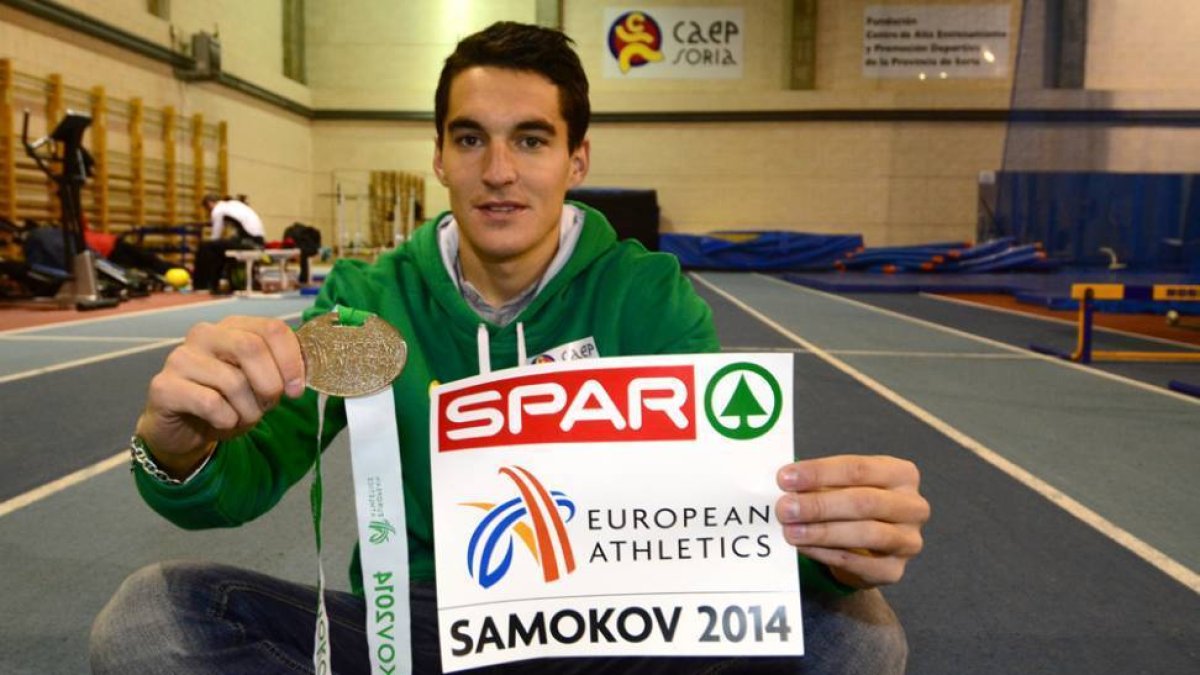 Daniel Mateo con la medalla y el dorsal de Bulgaria.-ÁLVARO MARTÍNEZ